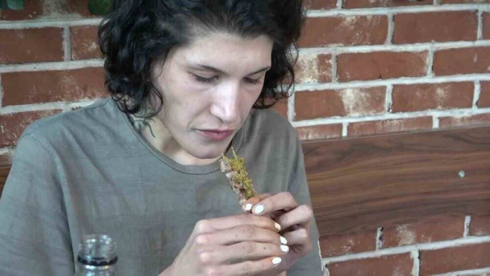 Yediği çöp şişlerle rekor üstüne 45 bin TL kazandı