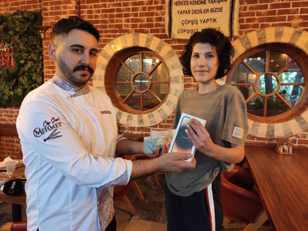 Yediği çöp şişlerle rekor üstüne 45 bin TL kazandı