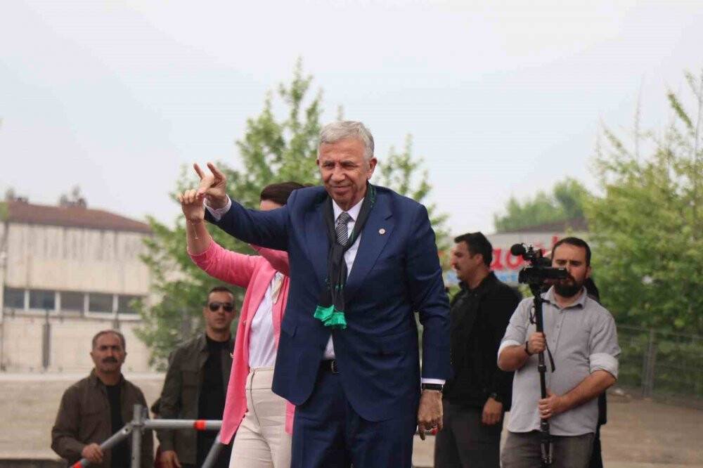 Akşener, Manisa ve Sakarya'da da boş meydana konuştu