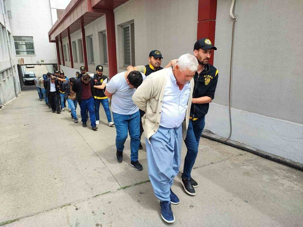 Konya'nın da olduğu 6 ilde otomobil çetesine şafak baskını: Onlarca gözaltı