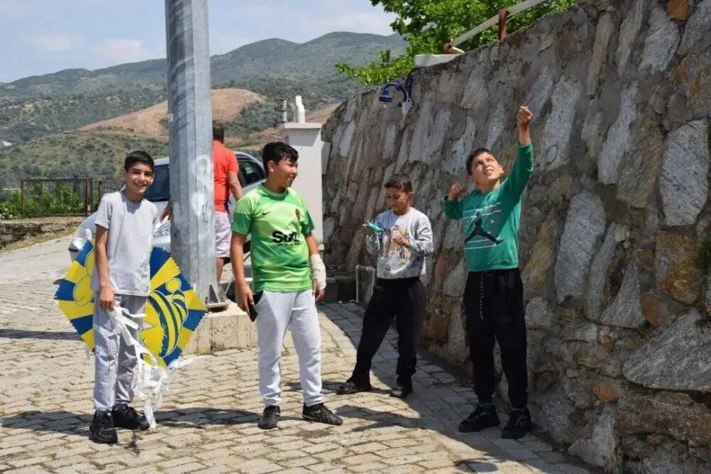 Yenipazar’da rengarenk uçurtmalar gökyüzü süsledi