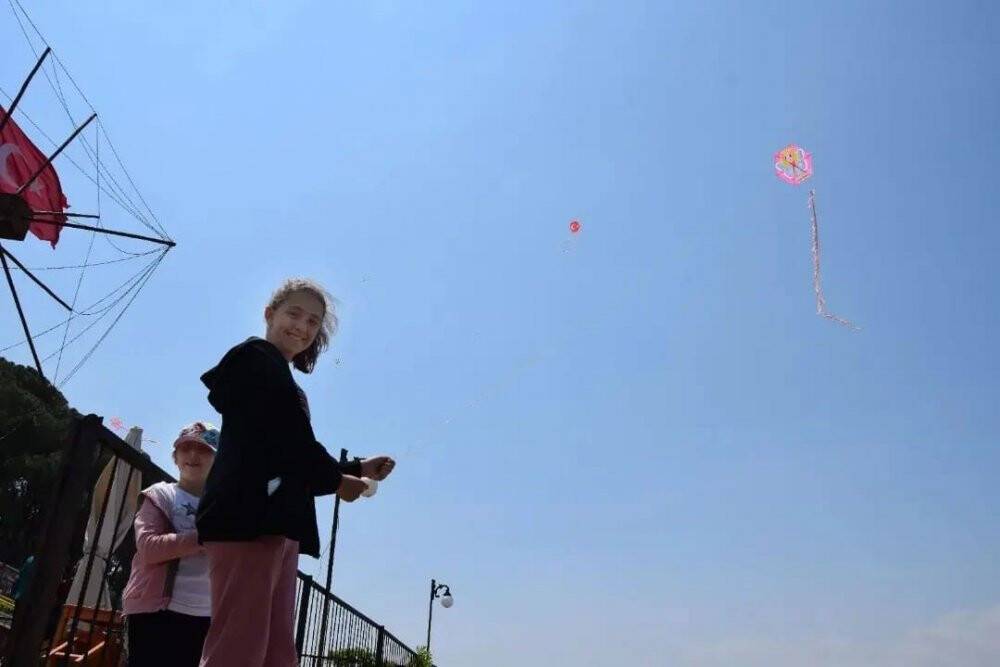 Yenipazar’da rengarenk uçurtmalar gökyüzü süsledi