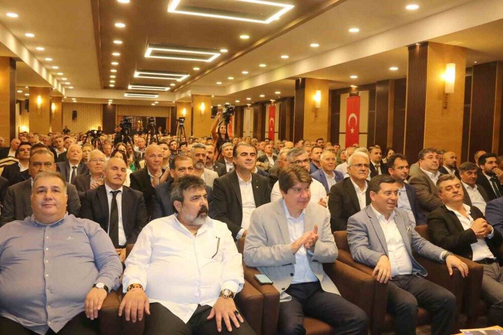 Bakan Çavuşoğlu: Erdoğan gitsin’ diyenlerin pabucunu kaç seçimdir dama atıyoruz