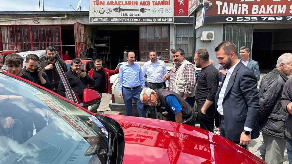Başkan Altay esnafları ziyaret ederek Togg'u tanıttı