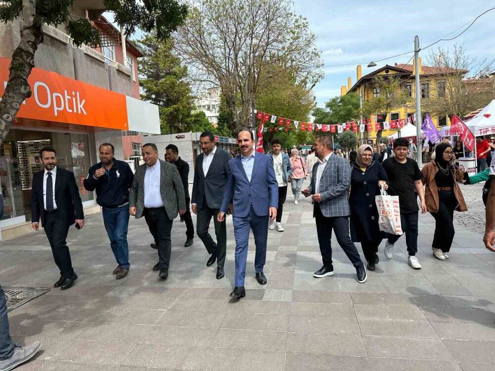 Başkan Altay esnafları ziyaret ederek Togg'u tanıttı