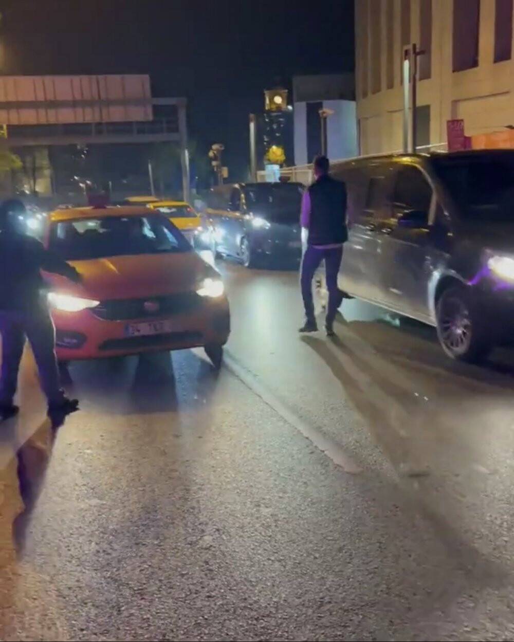 Beşiktaş’ta derbi sonrası spor haydutluğu kamerada: Forma ve atkı kontrolü yaptılar