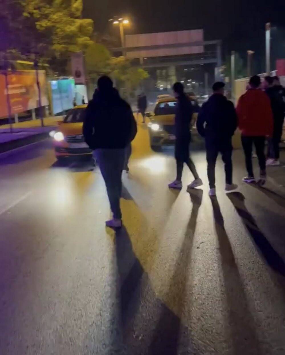 Beşiktaş’ta derbi sonrası spor haydutluğu kamerada: Forma ve atkı kontrolü yaptılar