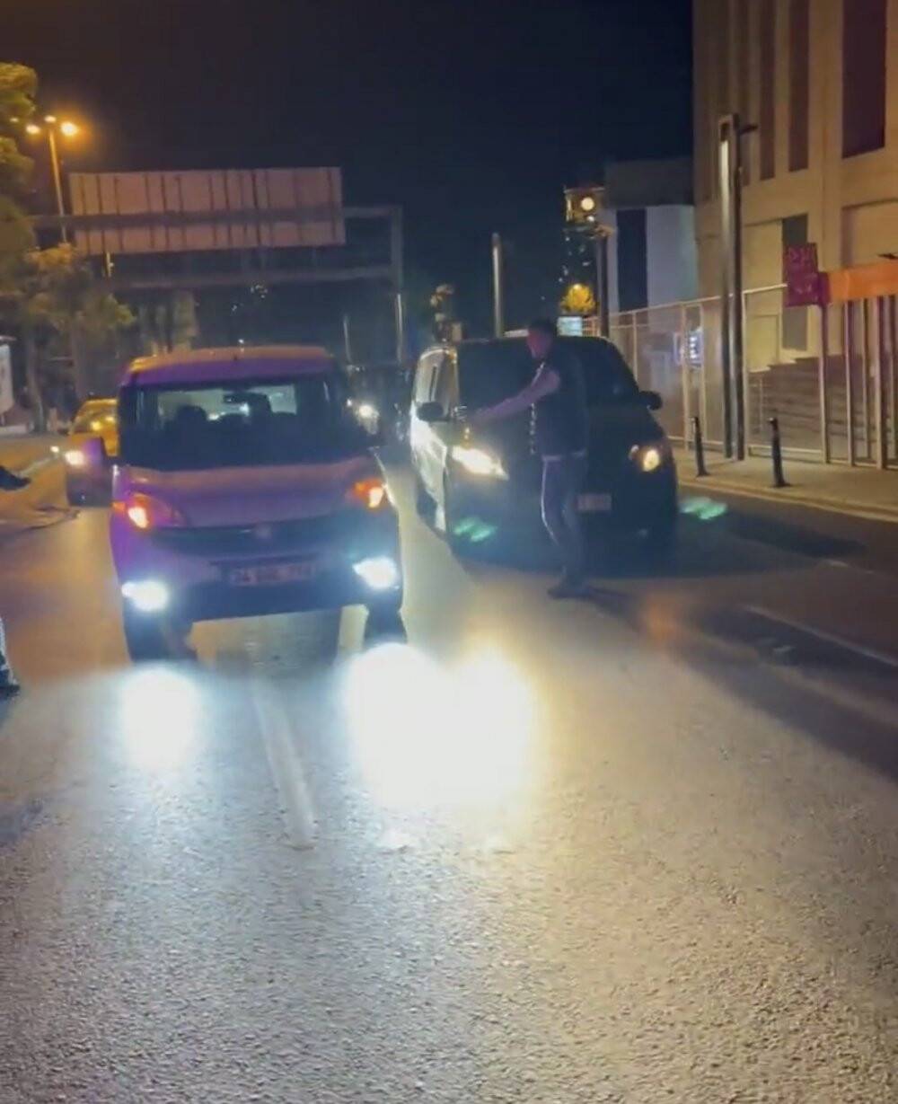 Beşiktaş’ta derbi sonrası spor haydutluğu kamerada: Forma ve atkı kontrolü yaptılar