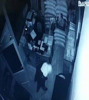 Çalıştığı işyerinden kadın kıyafetiyle  kasayı çaldı