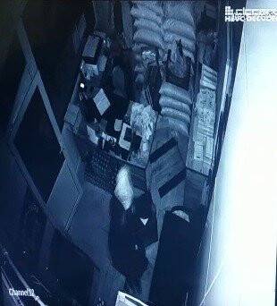 Çalıştığı işyerinden kadın kıyafetiyle  kasayı çaldı