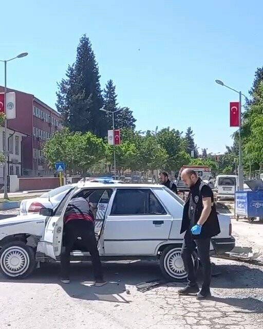 Polis kovalamacasından sonra araçlarından silah ve uyuşturucu çıktı