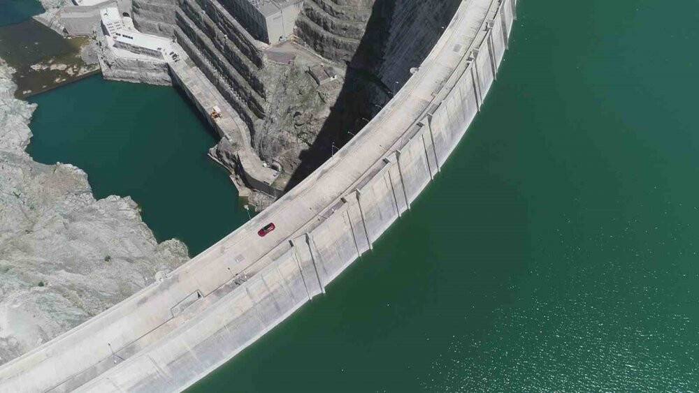 Türkiye’nin 2 dev eseri Togg ve Deriner Barajı buluştu