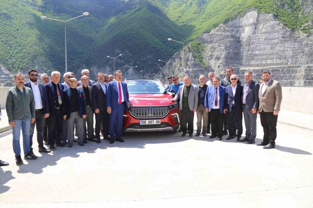 Türkiye’nin 2 dev eseri Togg ve Deriner Barajı buluştu