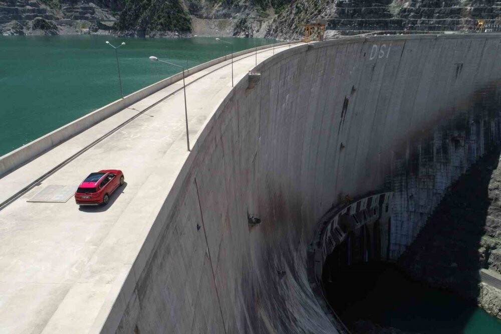 Türkiye’nin 2 dev eseri Togg ve Deriner Barajı buluştu