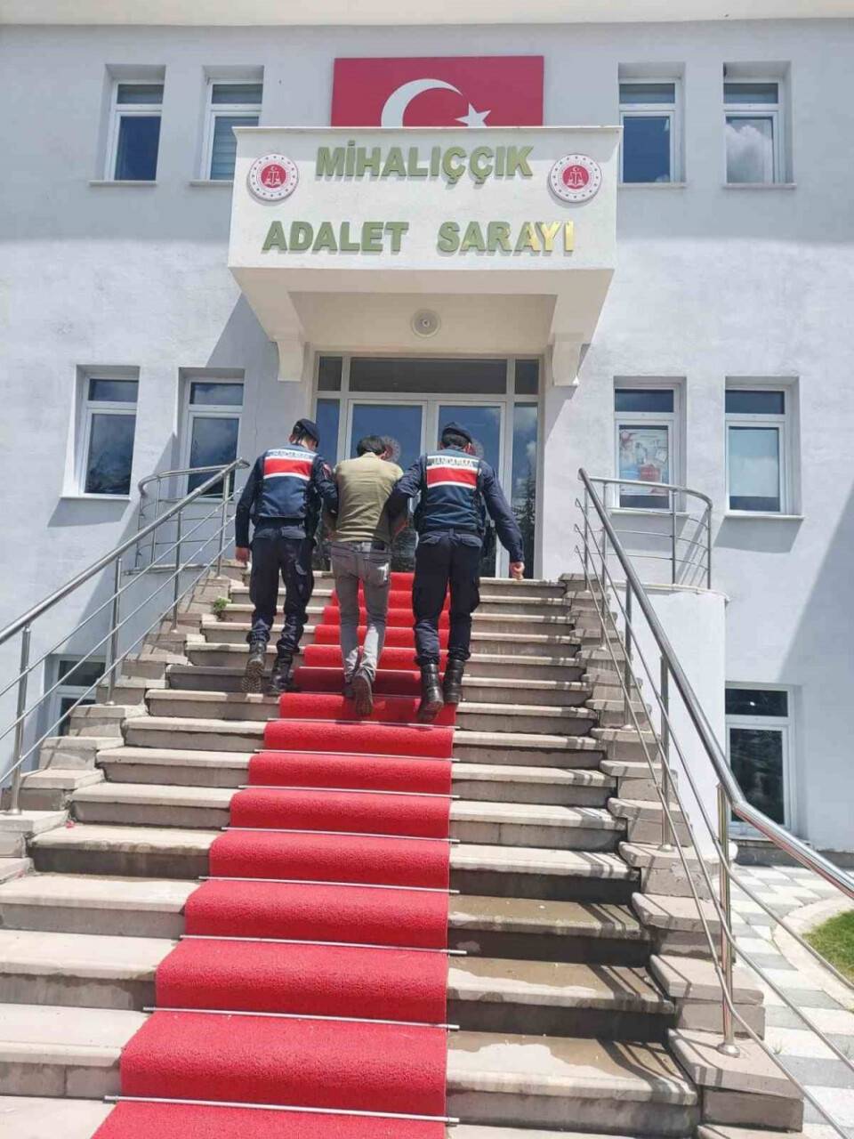 Yasa dışı esrar yetiştiren şahsına jandarma operasyonu