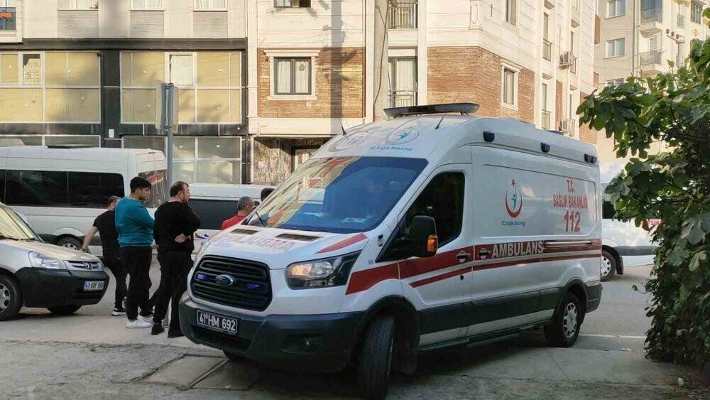 Yolun karşısına geçen çocuğa servis aracı çarpıp kaçtı