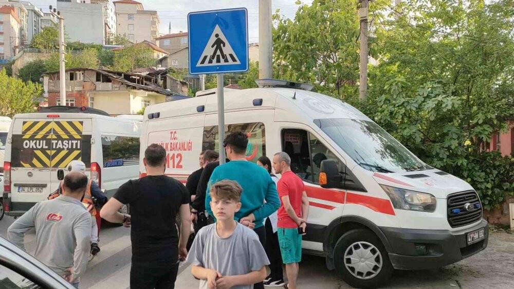 Yolun karşısına geçen çocuğa servis aracı çarpıp kaçtı