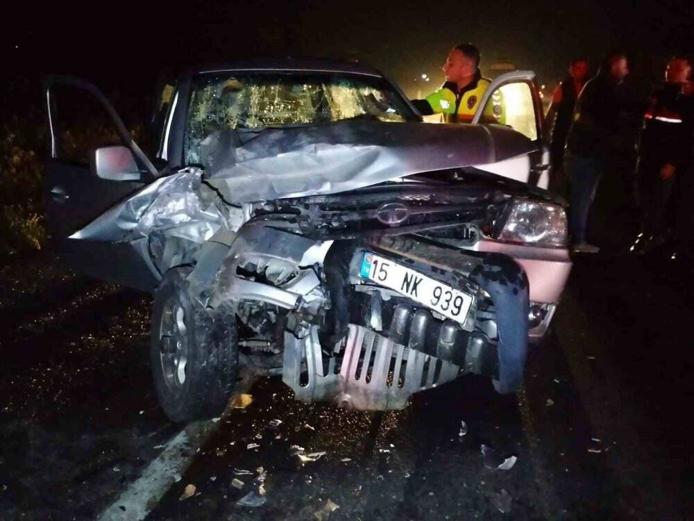 Araçlar hurdaya döndü: 2 ölü, 1 yaralı