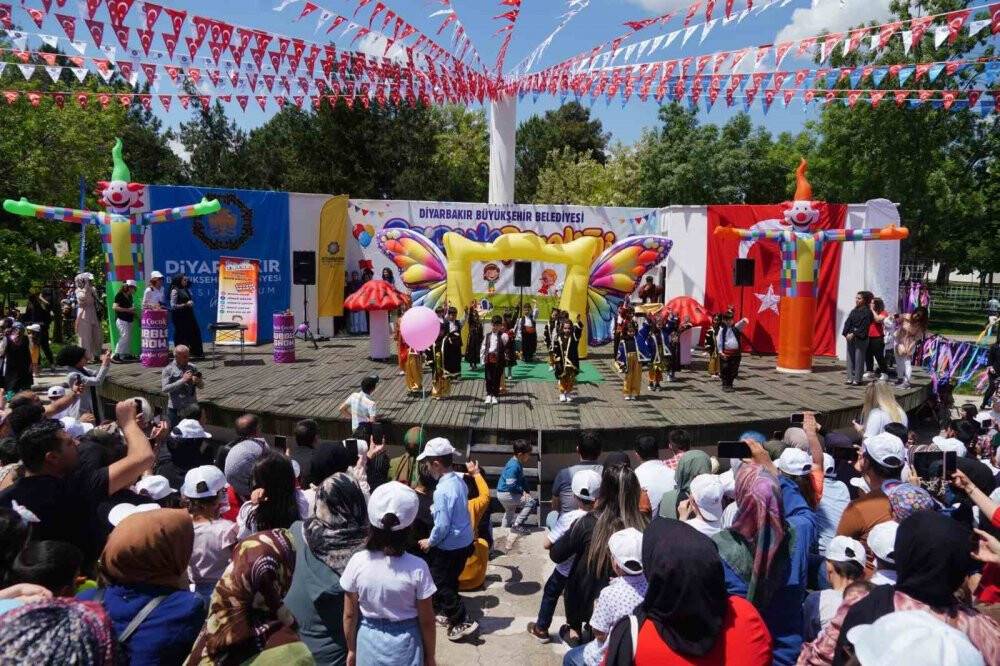 Bahar şenliğinde gönüllerince eğlendiler