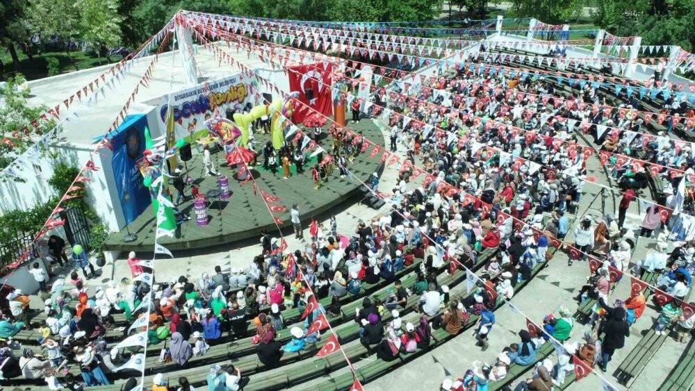 Bahar şenliğinde gönüllerince eğlendiler