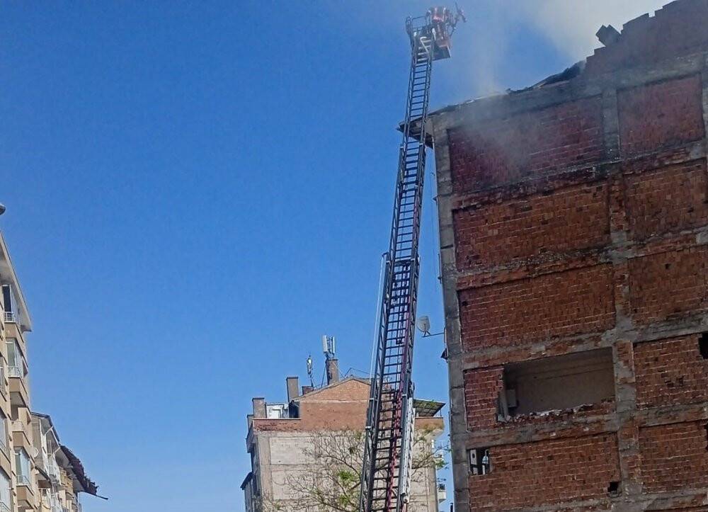 Çatı yangınında alevler göğe yükseldi