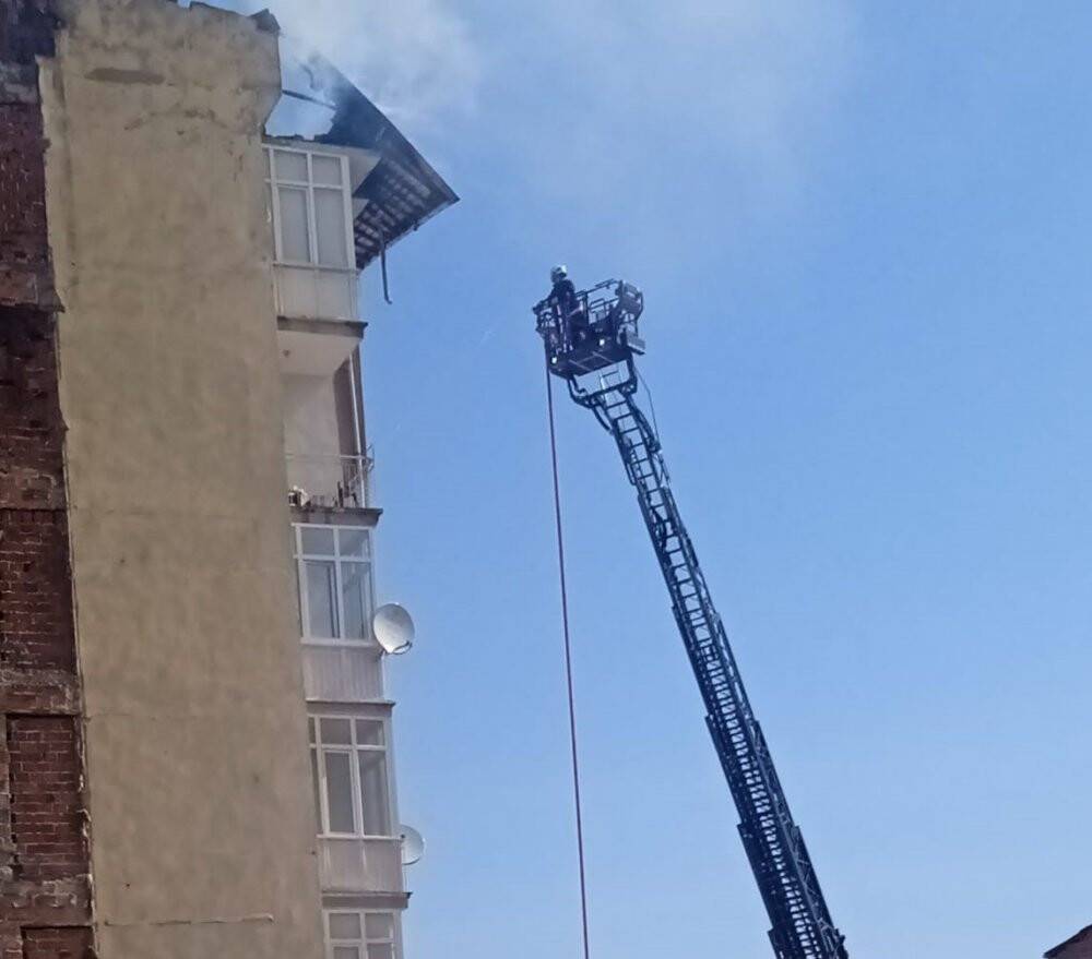 Çatı yangınında alevler göğe yükseldi