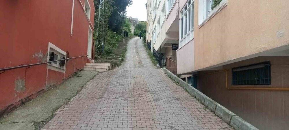 Freni boşalan minibüs ticari taksiye çarptı