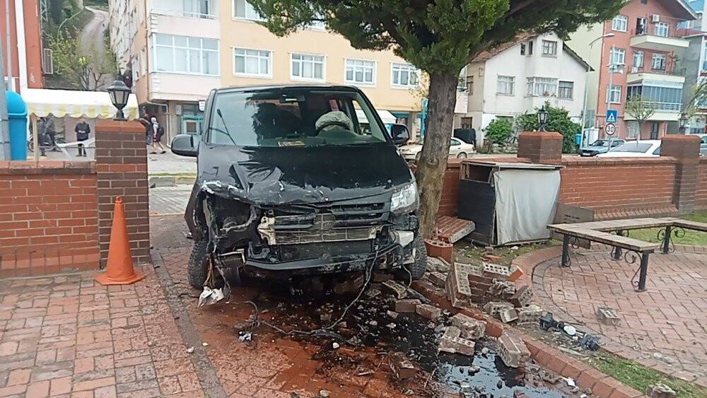 Freni boşalan minibüs ticari taksiye çarptı