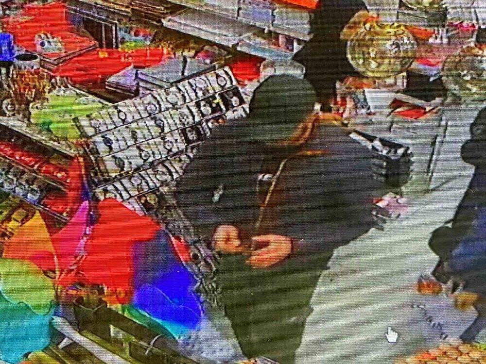 İlginç hırsızlık, müşteri gibi geldi