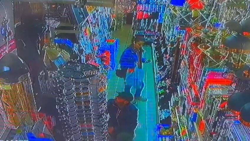 İlginç hırsızlık, müşteri gibi geldi