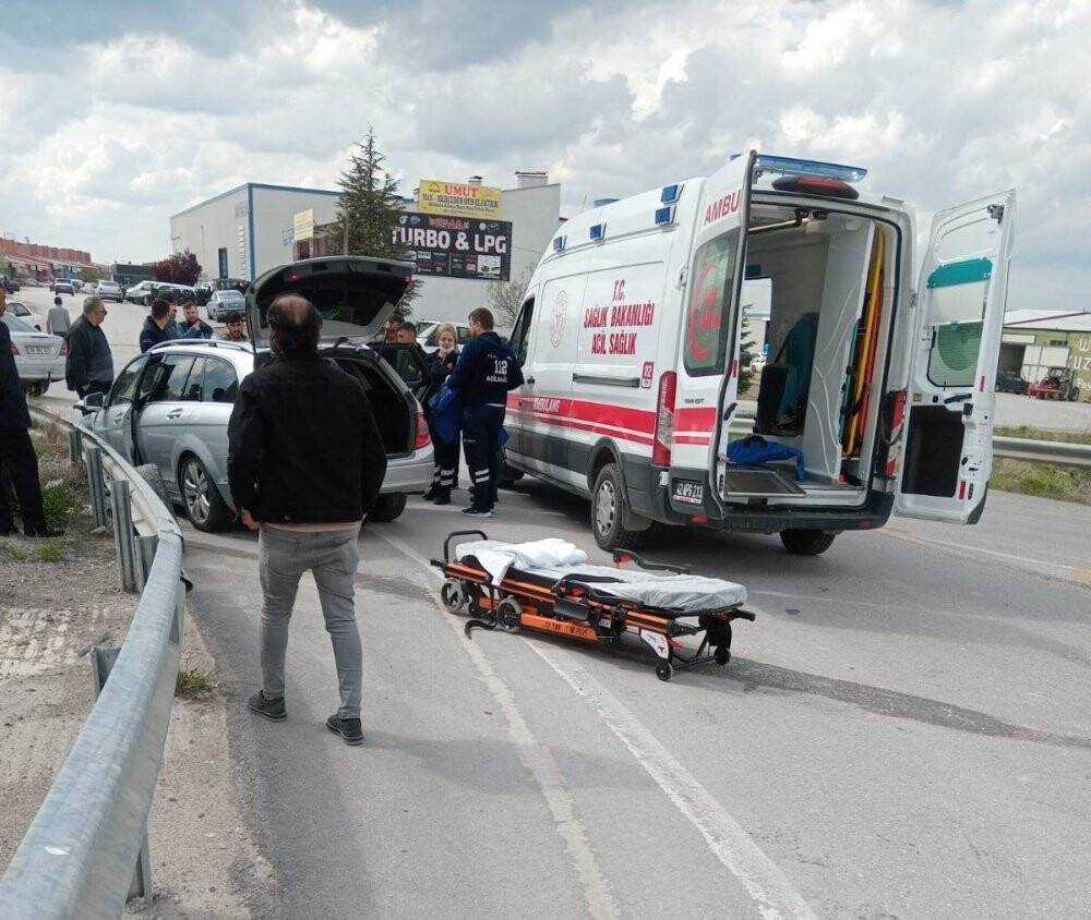 Konya'da otomobil bariyerlere çarptı: 1 yaralı