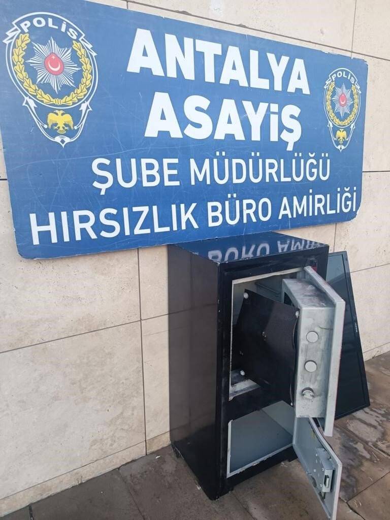 Maça gider gibi çelik kasa hırsızlığına gittiler