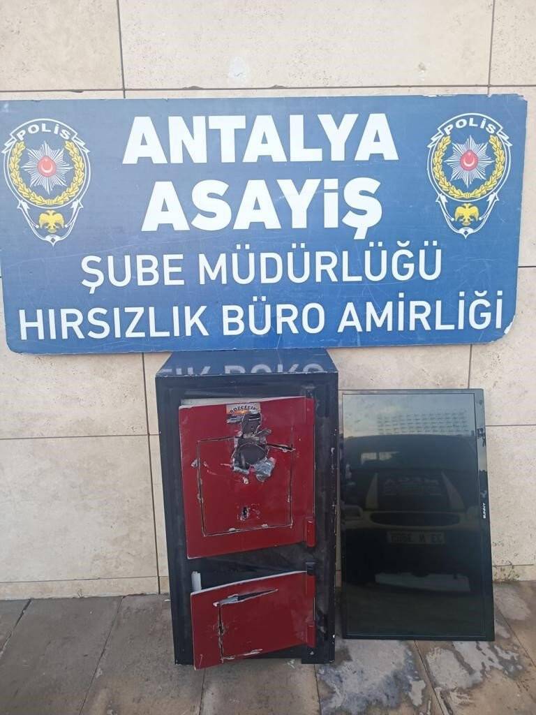 Maça gider gibi çelik kasa hırsızlığına gittiler