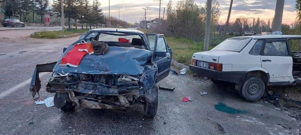 Otomobiller çarpıştı: 10 yaralı