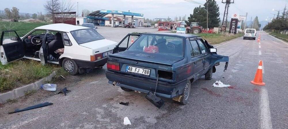 Otomobiller çarpıştı: 10 yaralı