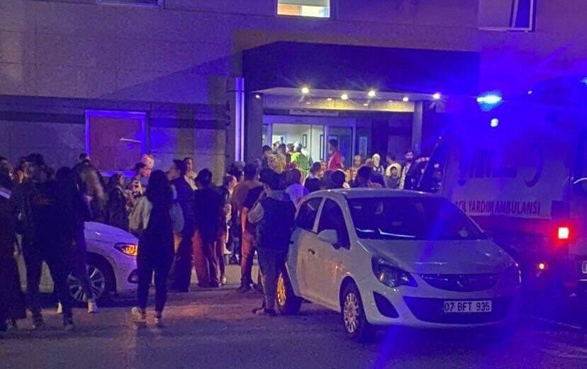 Ünlü sanatçı  sahneden düştü, hastanelik oldu!