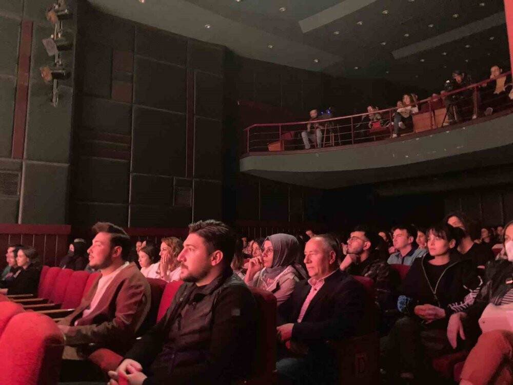 “Ya Şundadır ya Bunda” oyunu ile seyircilerle buluştular