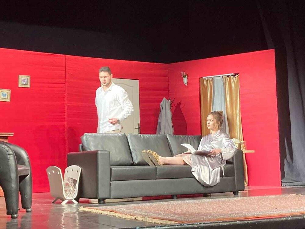 “Ya Şundadır ya Bunda” oyunu ile seyircilerle buluştular