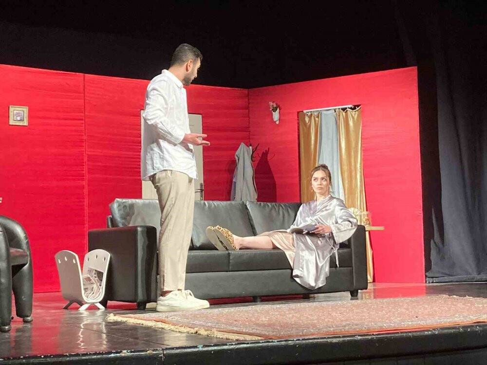 “Ya Şundadır ya Bunda” oyunu ile seyircilerle buluştular