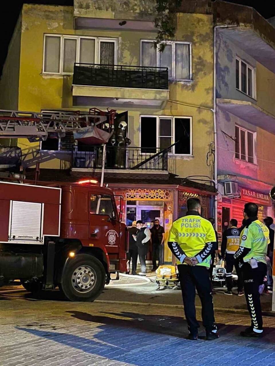 Yanan eve kızını kurtarmak için girdi, ikisi de hayatını kaybetti