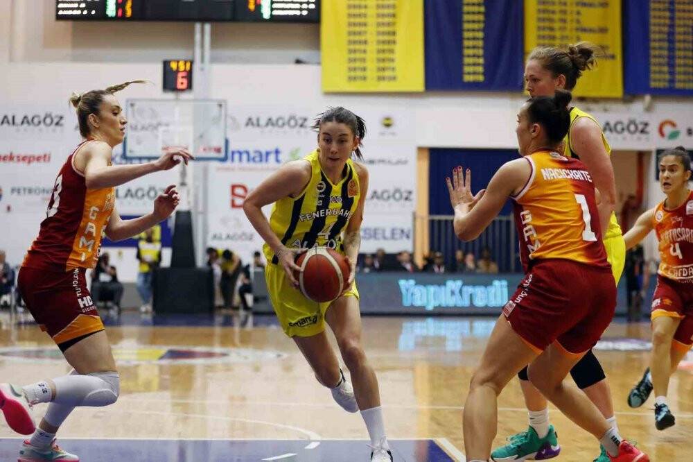 Fenerbahçe kaptan ile yollarını ayırdı