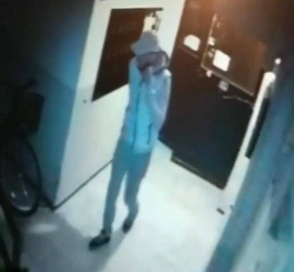 Yüzünü gizleyen kişi hırsızlık yaptı