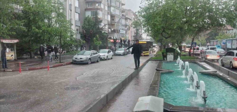 Afyonkarahisar’da sağanak hayatı olumsuz etkiledi