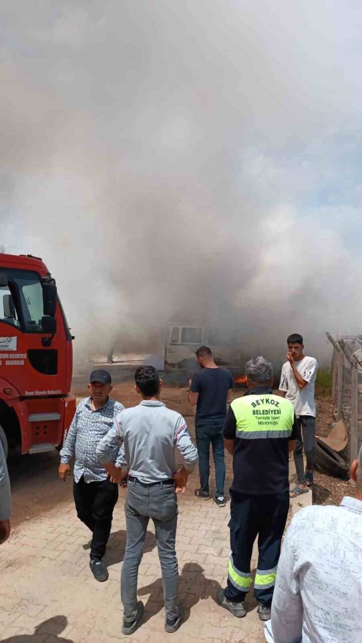 Çadırdan çıkan yangın araçlara da sıçradı