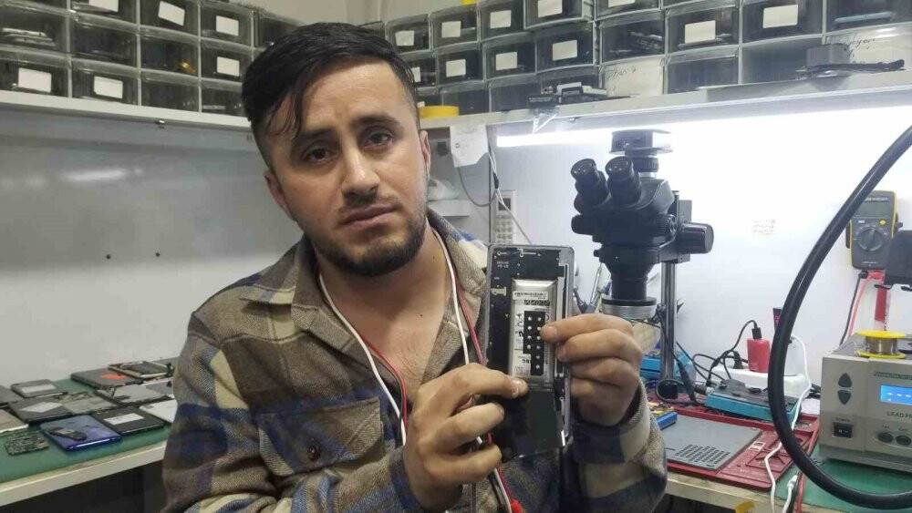 Çöpe atılan batarya bomba gibi patladı