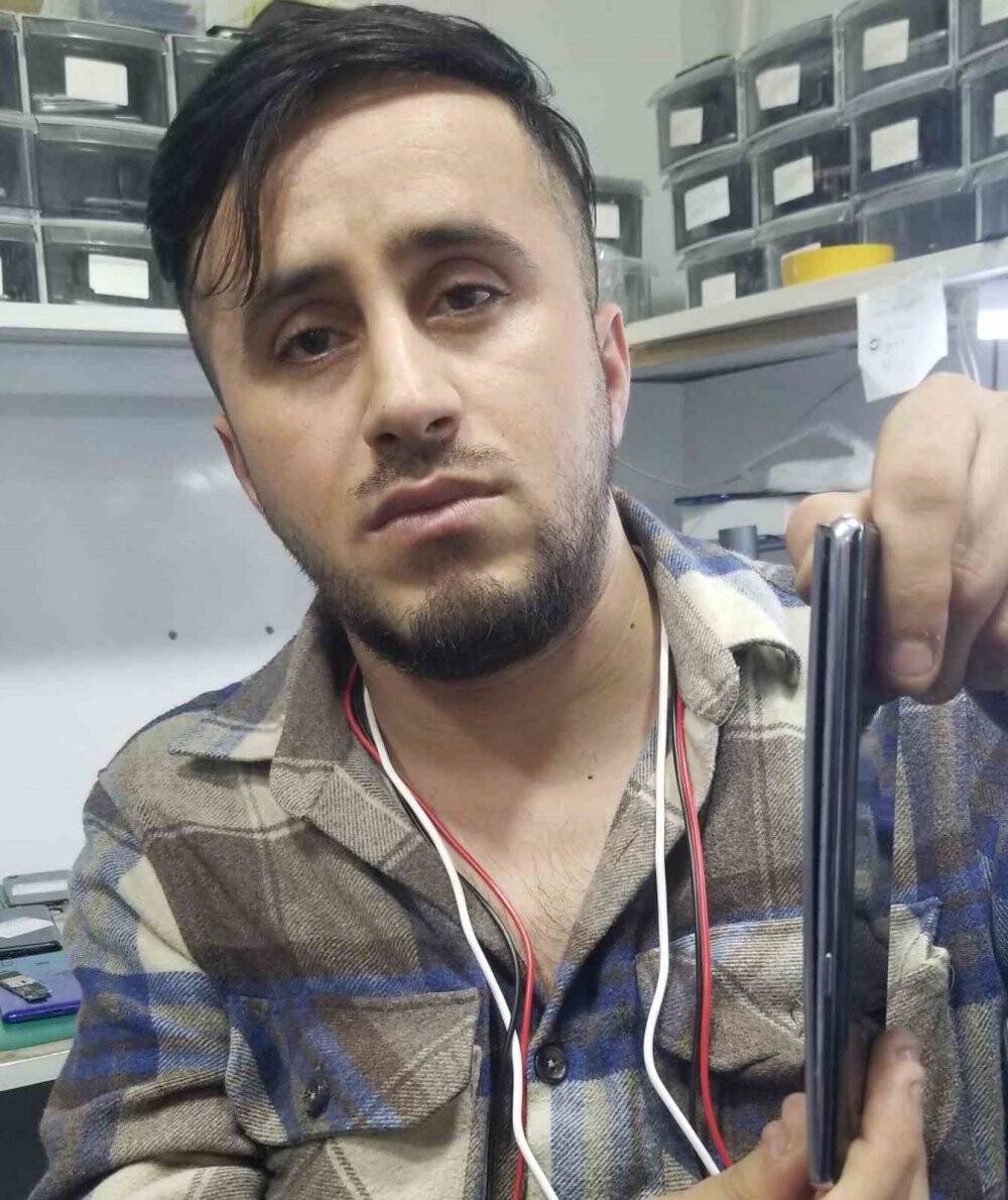 Çöpe atılan batarya bomba gibi patladı