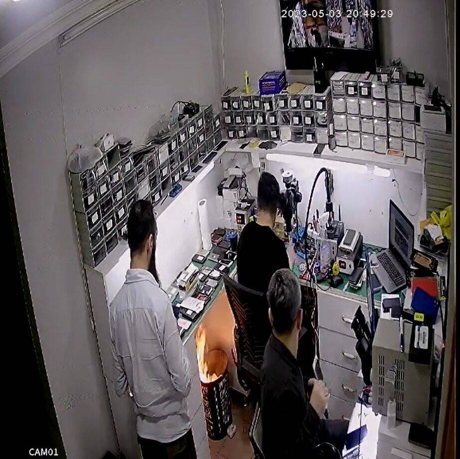 Çöpe atılan batarya bomba gibi patladı