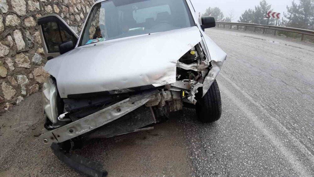 Hastaneye giderken hastanelik oldular: 2 yaralı