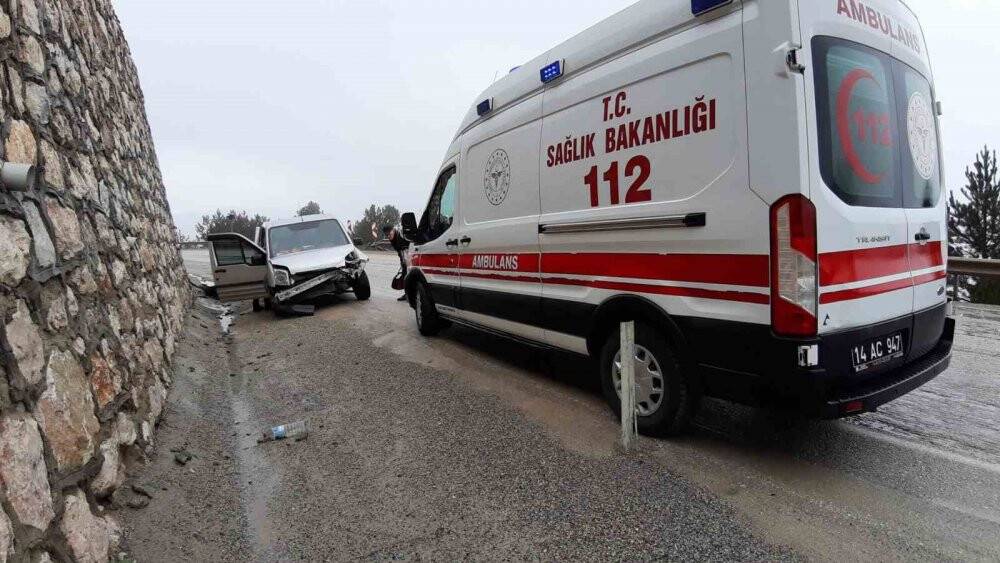 Hastaneye giderken hastanelik oldular: 2 yaralı