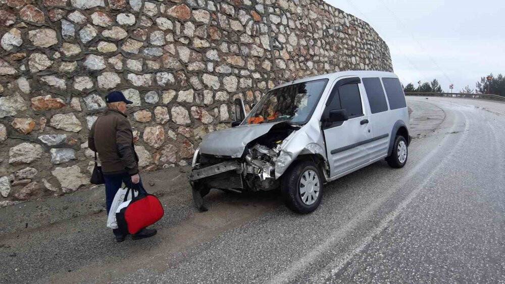 Hastaneye giderken hastanelik oldular: 2 yaralı